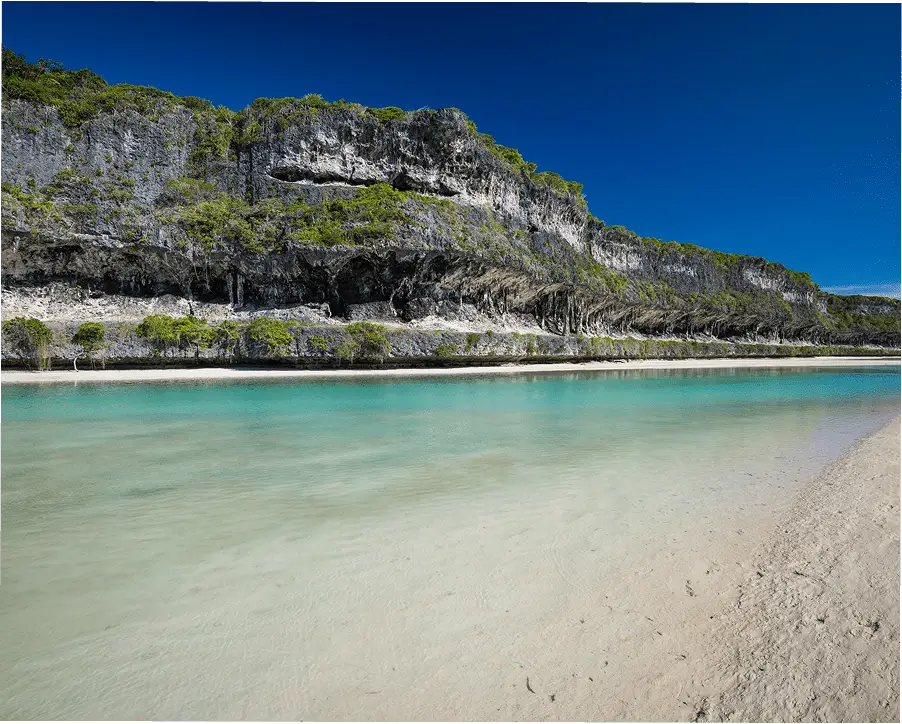 une plage d'une île avec falaise